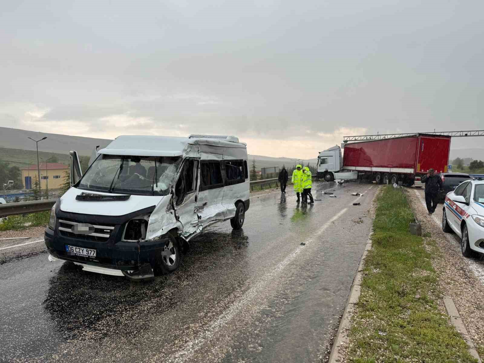 karsi seride gecti 10 kisinin bulundugu minibusle carpisti 11 yarali 2 daPrzBQN