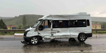 karsi-seride-gecti-10-kisinin-bulundugu-minibusle-carpisti-11-yarali-HTluKCGY.jpg