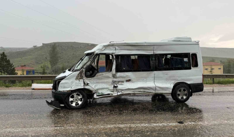 karsi-seride-gecti-10-kisinin-bulundugu-minibusle-carpisti-11-yarali-HTluKCGY.jpg