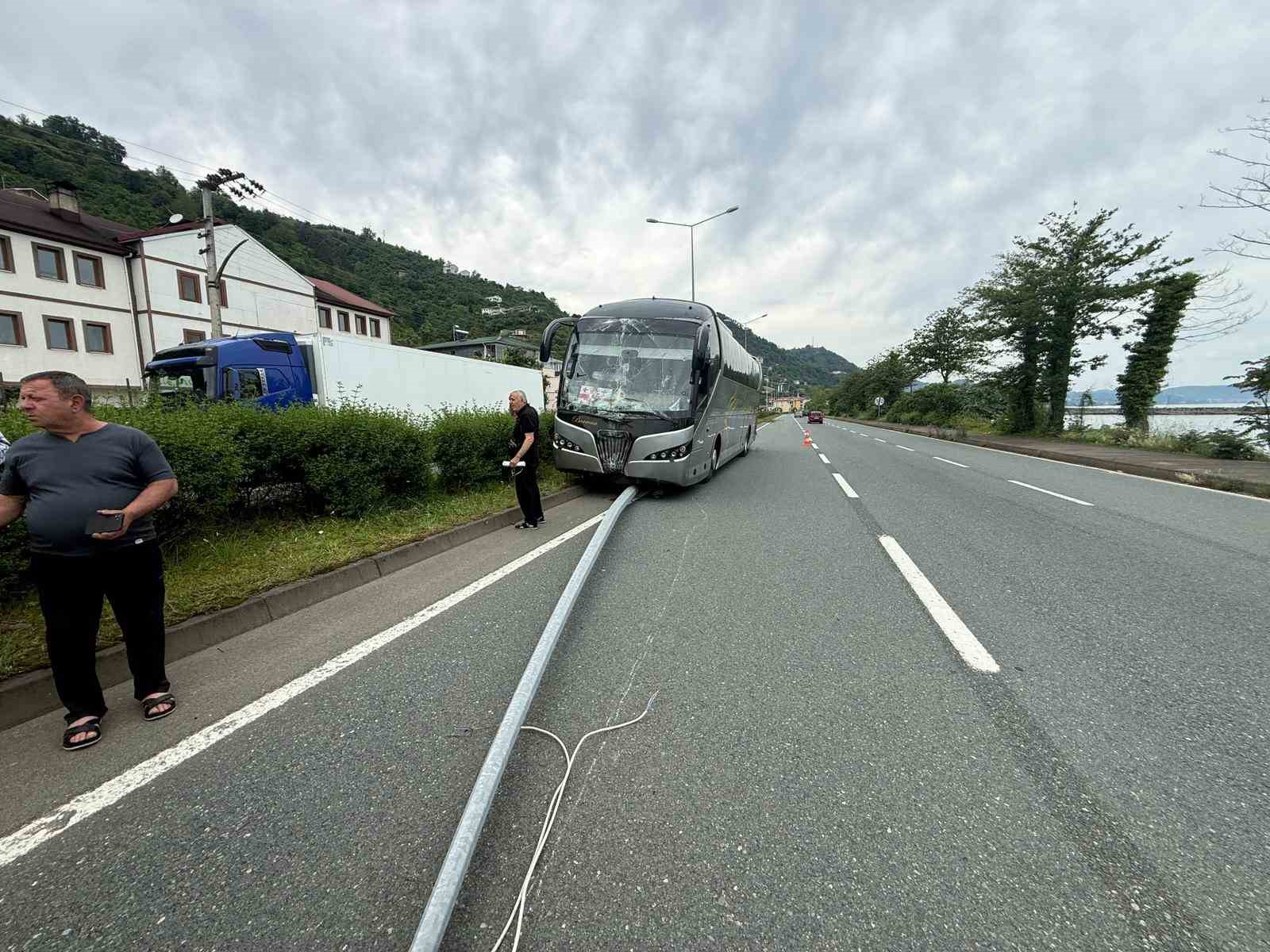 karsi seride savrulan otobus faciayi kil payi atlatti 2 gf9dUpLN