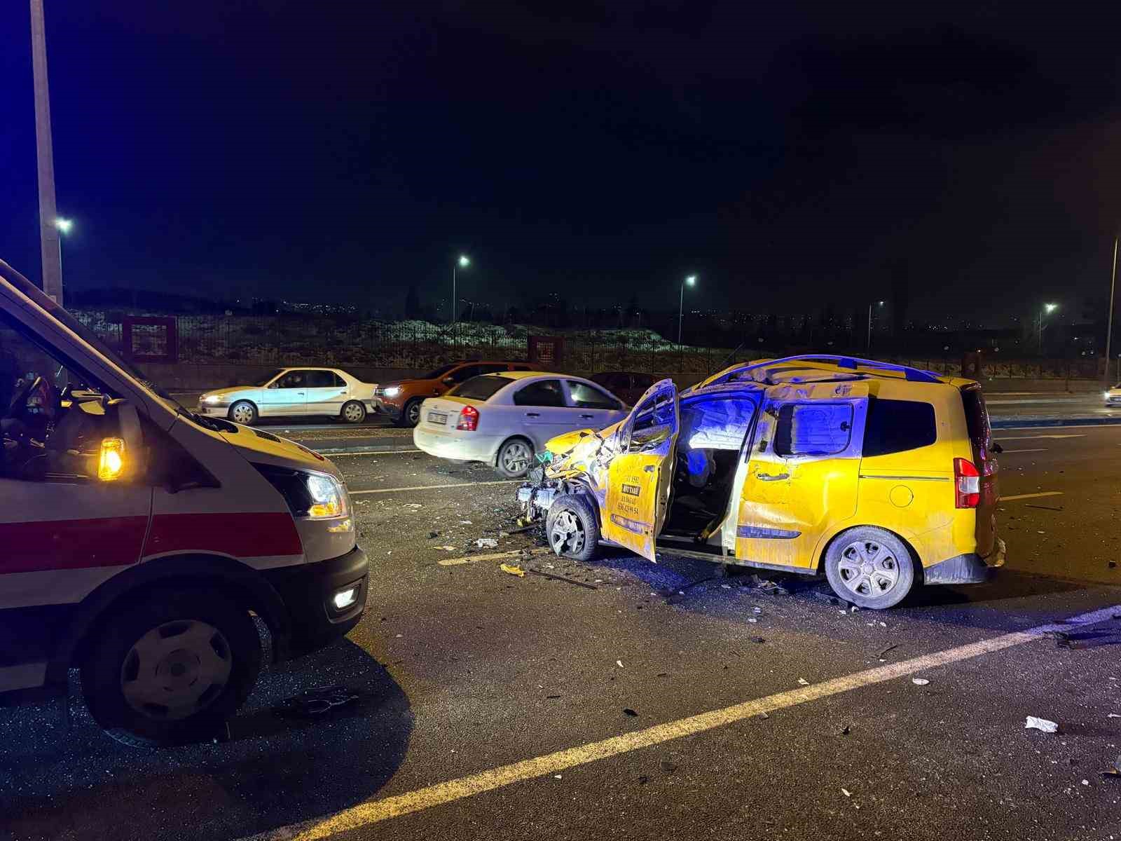 karsi yola gecen otomobil taksi ile carpisti 1i agir 3 yarali 3