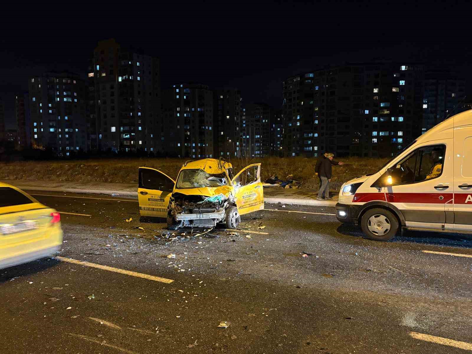 karsi yola gecen otomobil taksi ile carpisti 1i agir 3 yarali 5 f3iMersJ