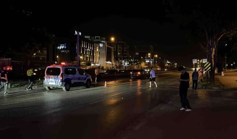 karsidan-karsiya-gecen-yasli-adama-otomobil-carpti-Jmu5VrXE.jpg