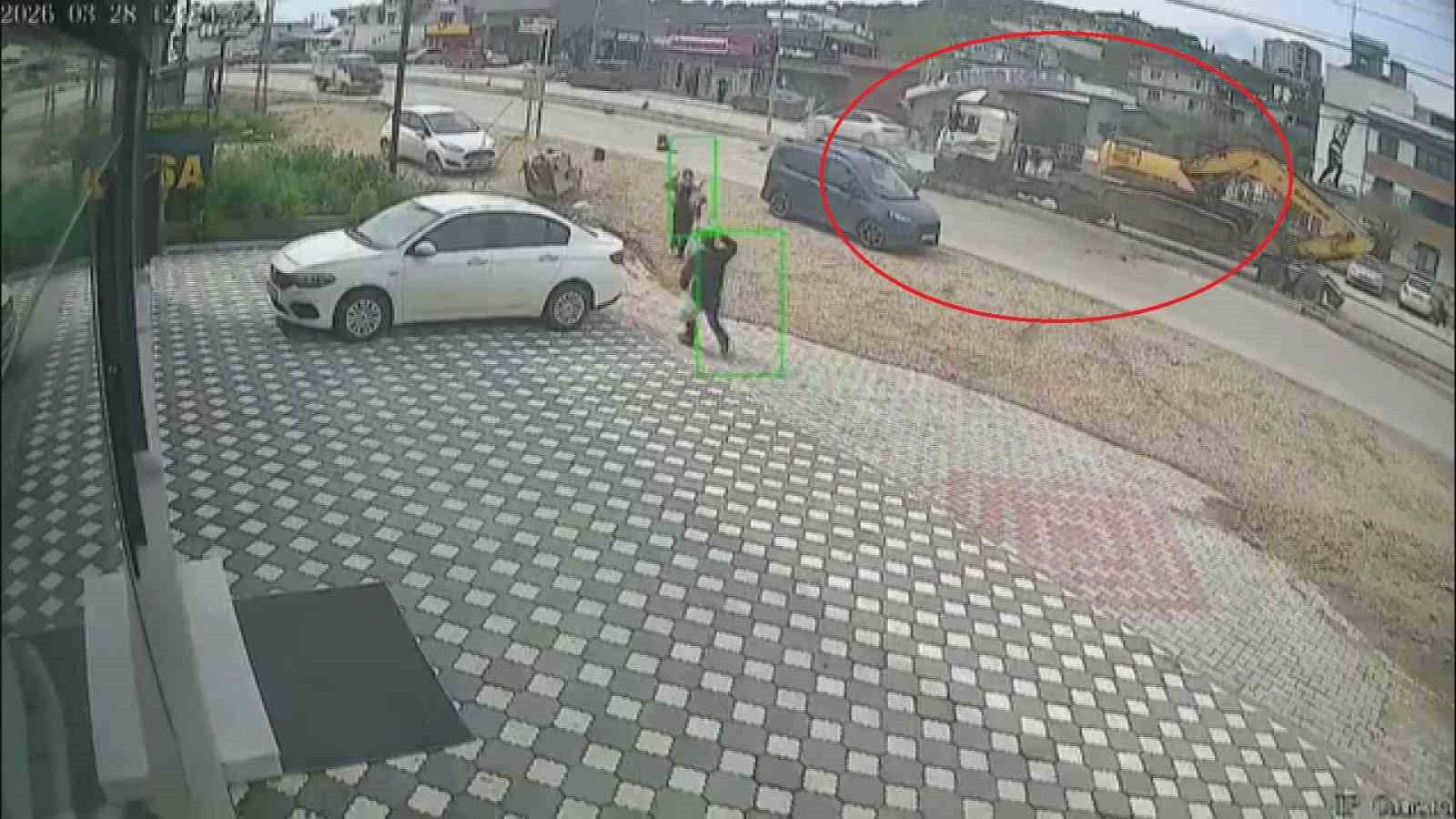 karsidan karsiya gecmek isteyen ogrencilere carpmamak icin sola manevra yapan is makinesi yuklu tir FajQ8hTt