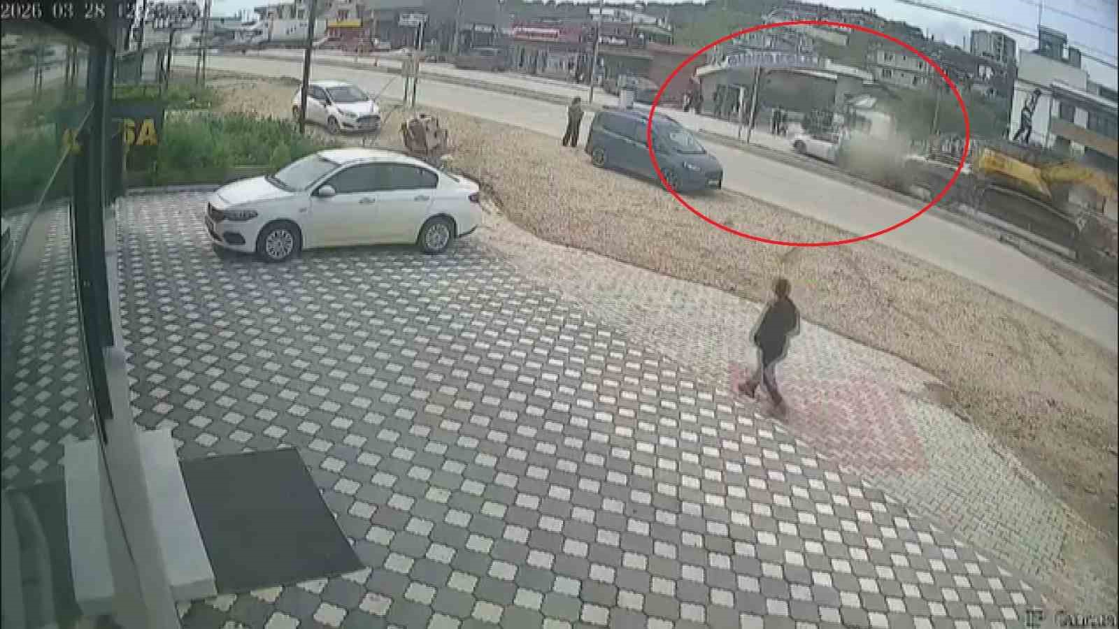 karsidan karsiya gecmek isteyen ogrencilere carpmamak icin sola manevra yapan is makinesi yuklu tir HwJ13fA5