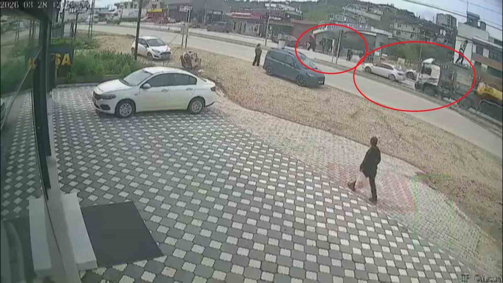 karsidan karsiya gecmek isteyen ogrencilere carpmamak icin sola manevra yapan is makinesi yuklu tir VFAHb8H5
