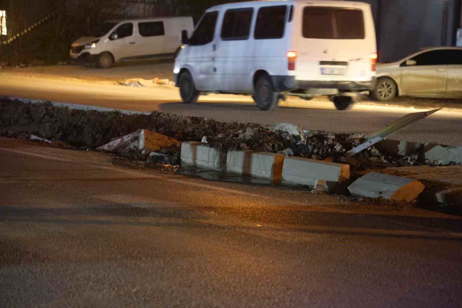 karsidan karsiya gecmek isteyen ogrencilere carpmamak icin sola manevra yapan is makinesi yuklu tir cXr2BFUw