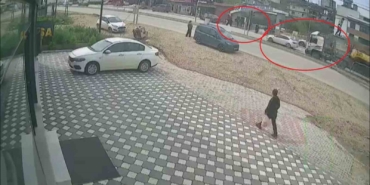karsidan-karsiya-gecmek-isteyen-ogrencilere-carpmamak-icin-sola-manevra-yapan-is-makinesi-yuklu-tir-v1eRD76r.jpg
