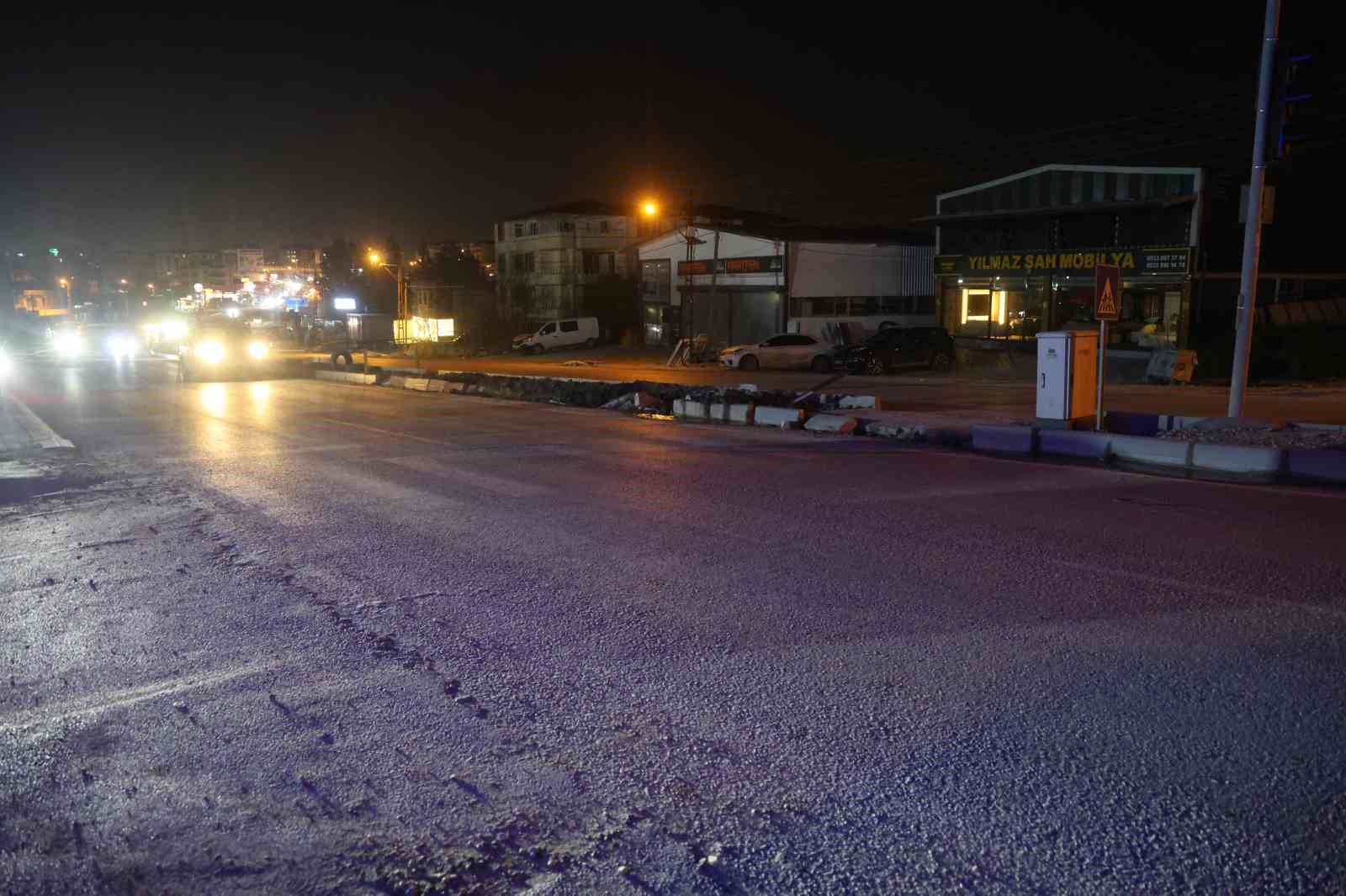 karsidan karsiya gecmek isteyen ogrencilere carpmamak icin sola manevra yapan is makinesi yuklu tir w9qW8hms