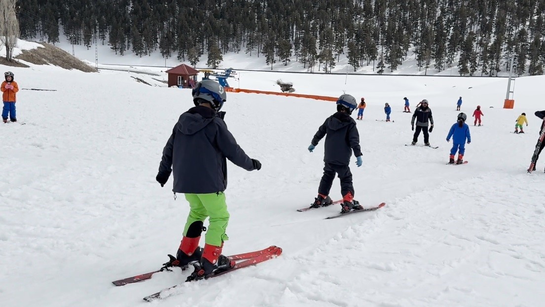 karsin cocuklari nisanda 2 metre kar uzerinde kayak ogreniyor 4 2b3YaFTB