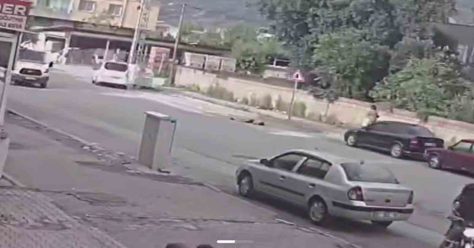 karsiya gecmeye calisan dalgin cocuk araca carpti 1 J2wj6WP4