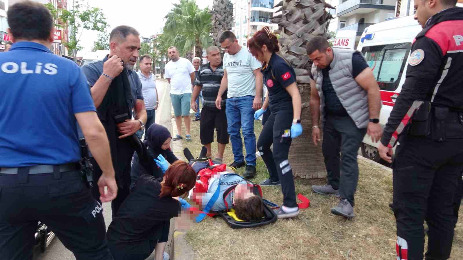 karsiya gecmeye calisan gence otomobil carpti kiz arkadasi ve annesi sinir krizi gecirdi 0 wOYVSY5l