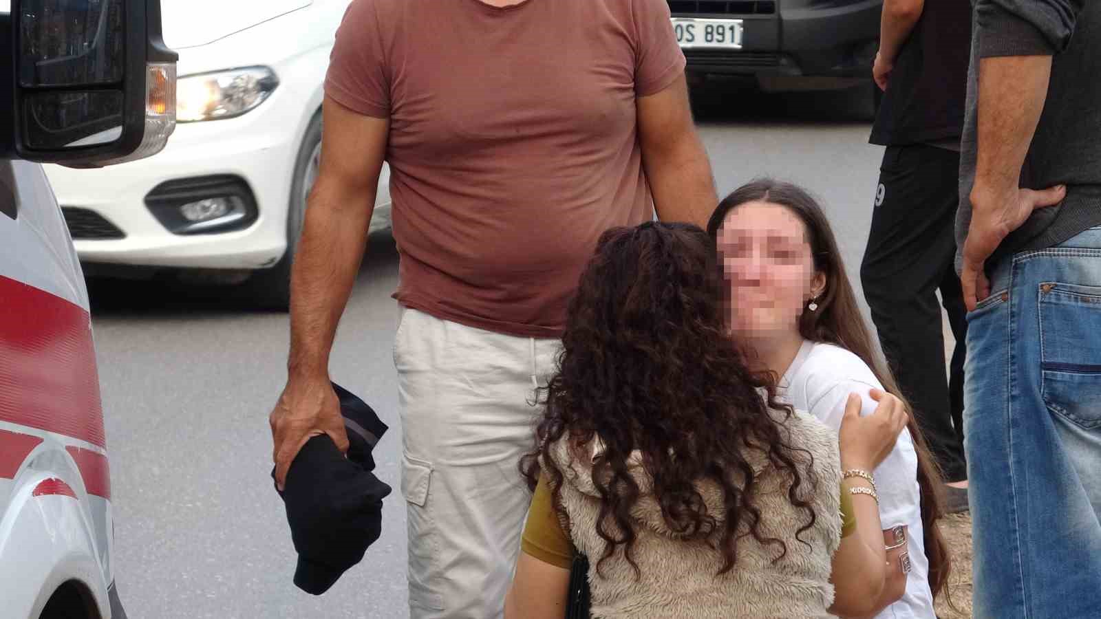 karsiya gecmeye calisan gence otomobil carpti kiz arkadasi ve annesi sinir krizi gecirdi 1 QJ8nCdq9
