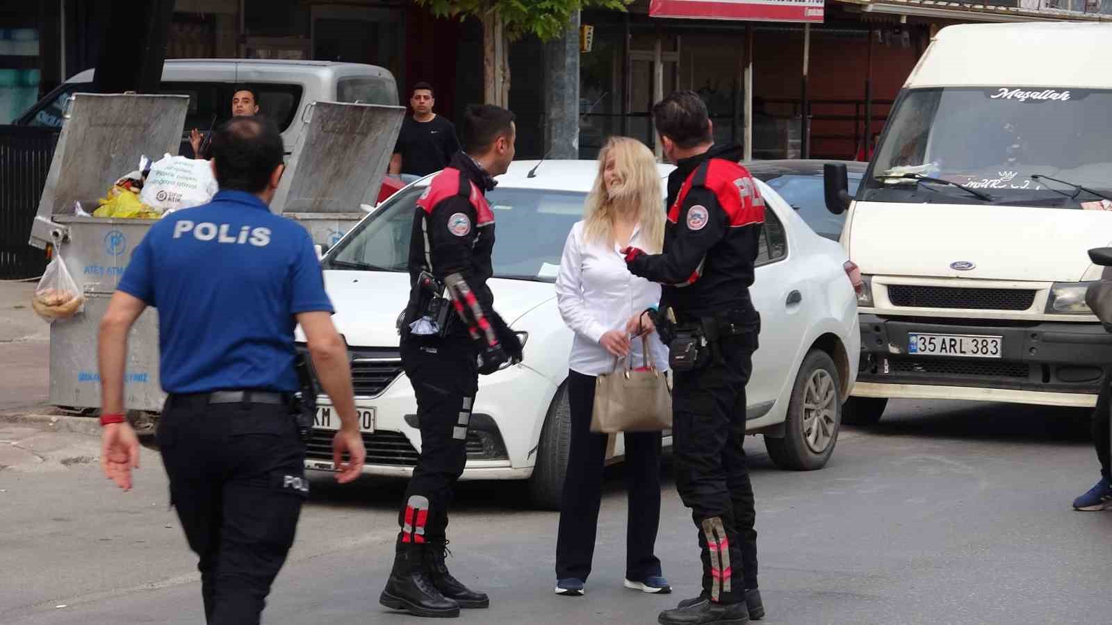 karsiya gecmeye calisan gence otomobil carpti kiz arkadasi ve annesi sinir krizi gecirdi 2 M2kcPgMm