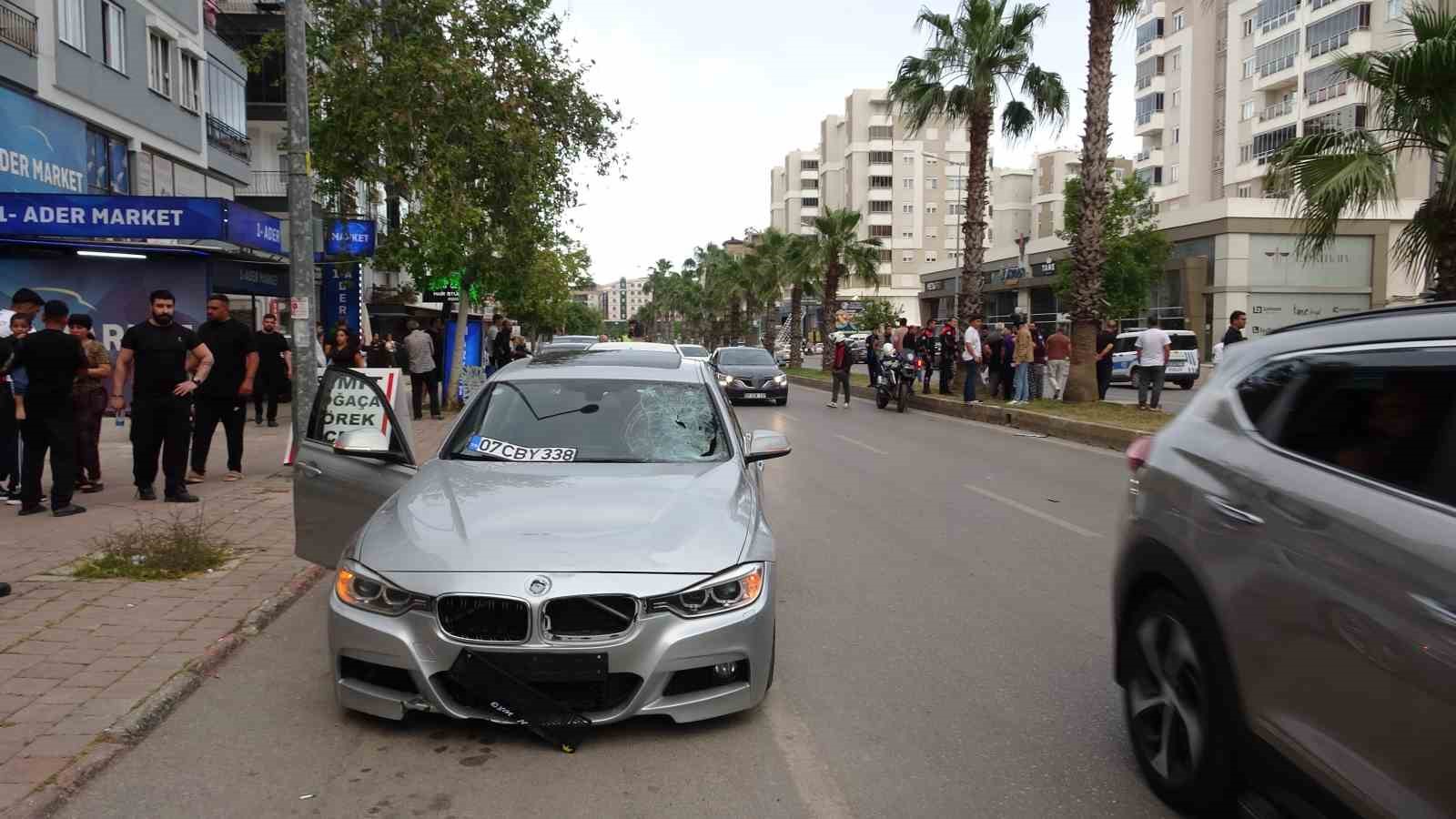 karsiya gecmeye calisan gence otomobil carpti kiz arkadasi ve annesi sinir krizi gecirdi 3 EDeQY3V9