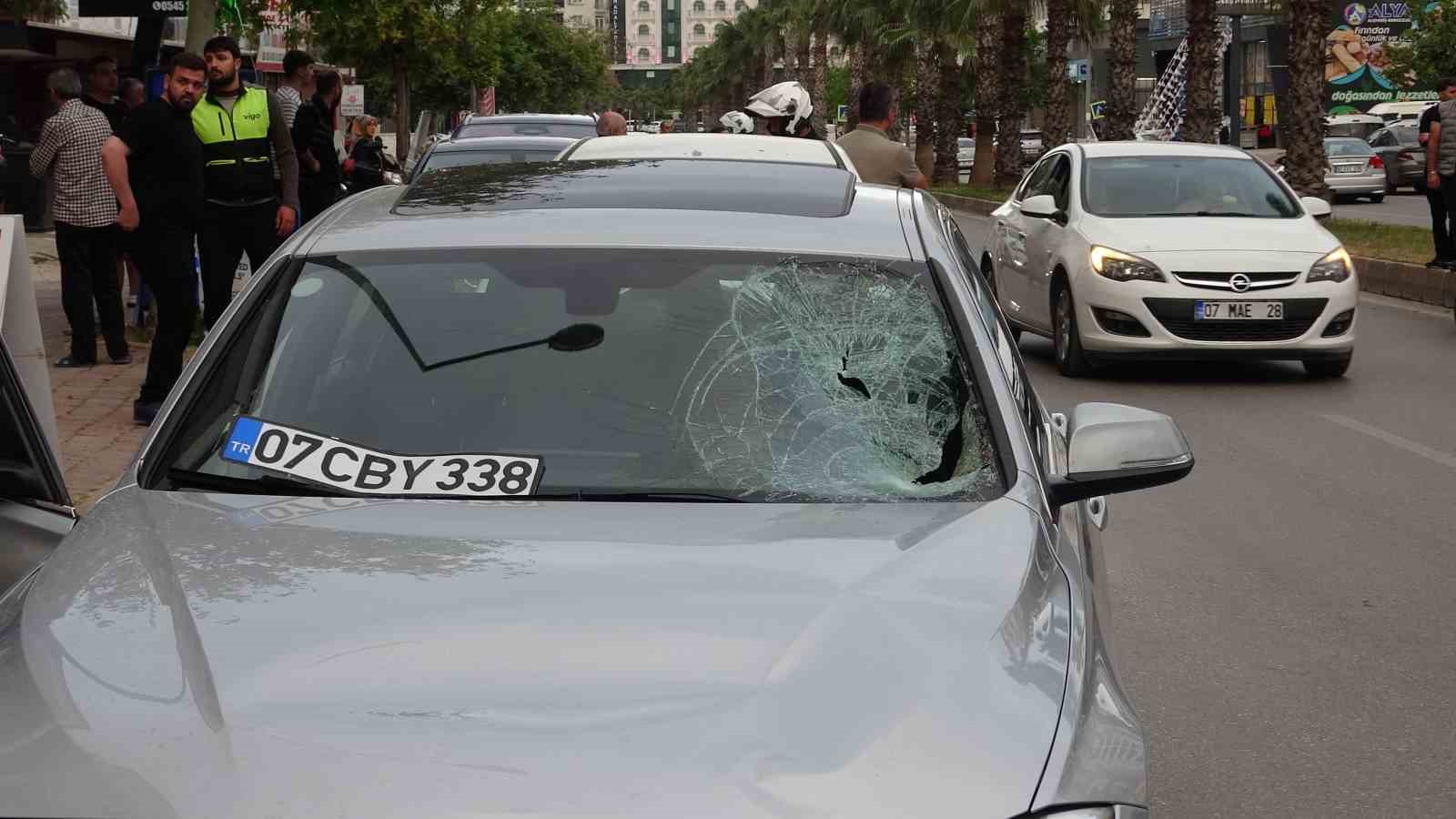 karsiya gecmeye calisan gence otomobil carpti kiz arkadasi ve annesi sinir krizi gecirdi 4 WrO5zkLe