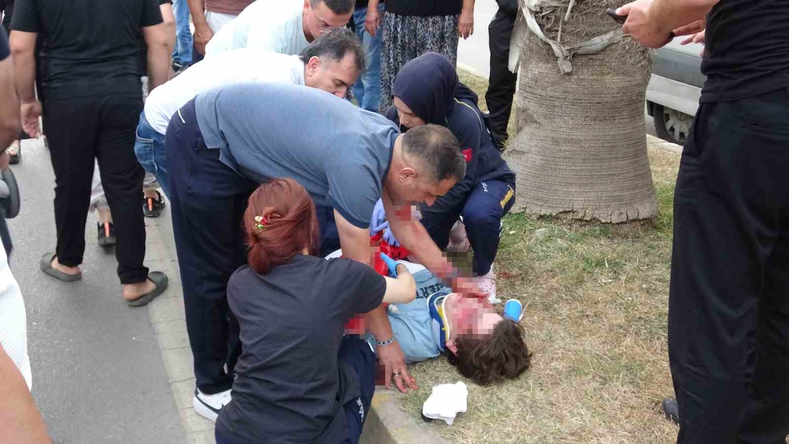 karsiya gecmeye calisan gence otomobil carpti kiz arkadasi ve annesi sinir krizi gecirdi 6