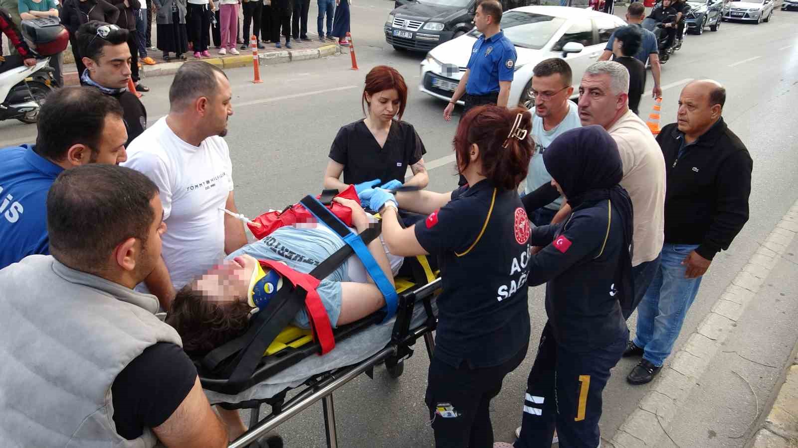 karsiya gecmeye calisan gence otomobil carpti kiz arkadasi ve annesi sinir krizi gecirdi 8 LYTWwK7T