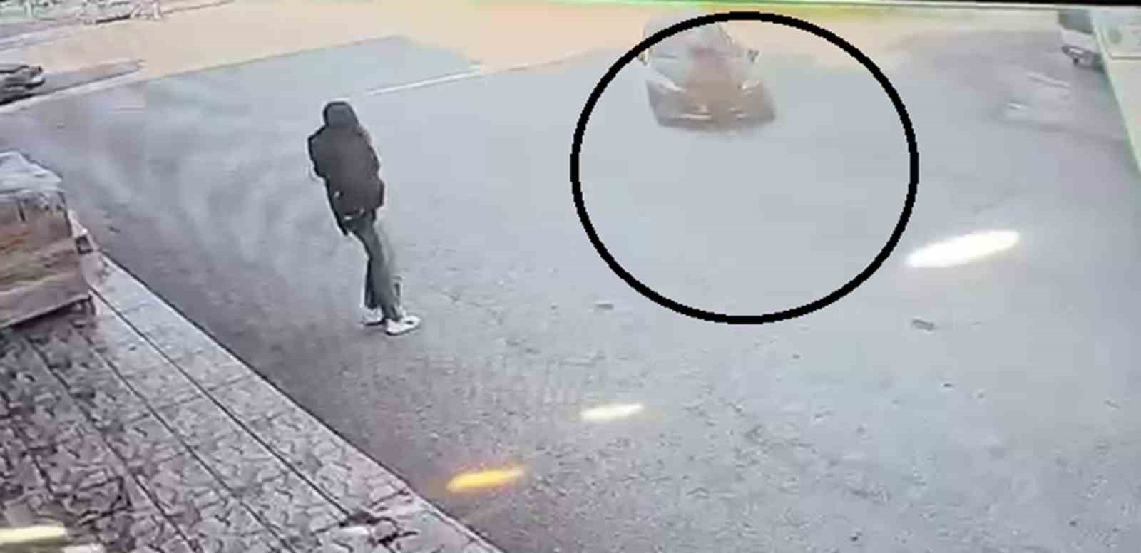 Karşıya geçmeye çalışan kadına otomobil çarptı: Kaza anı kamerada 4 karsiya gecmeye calisan kadina otomobil carpti kaza ani kamerada 0 CGfFHYu9