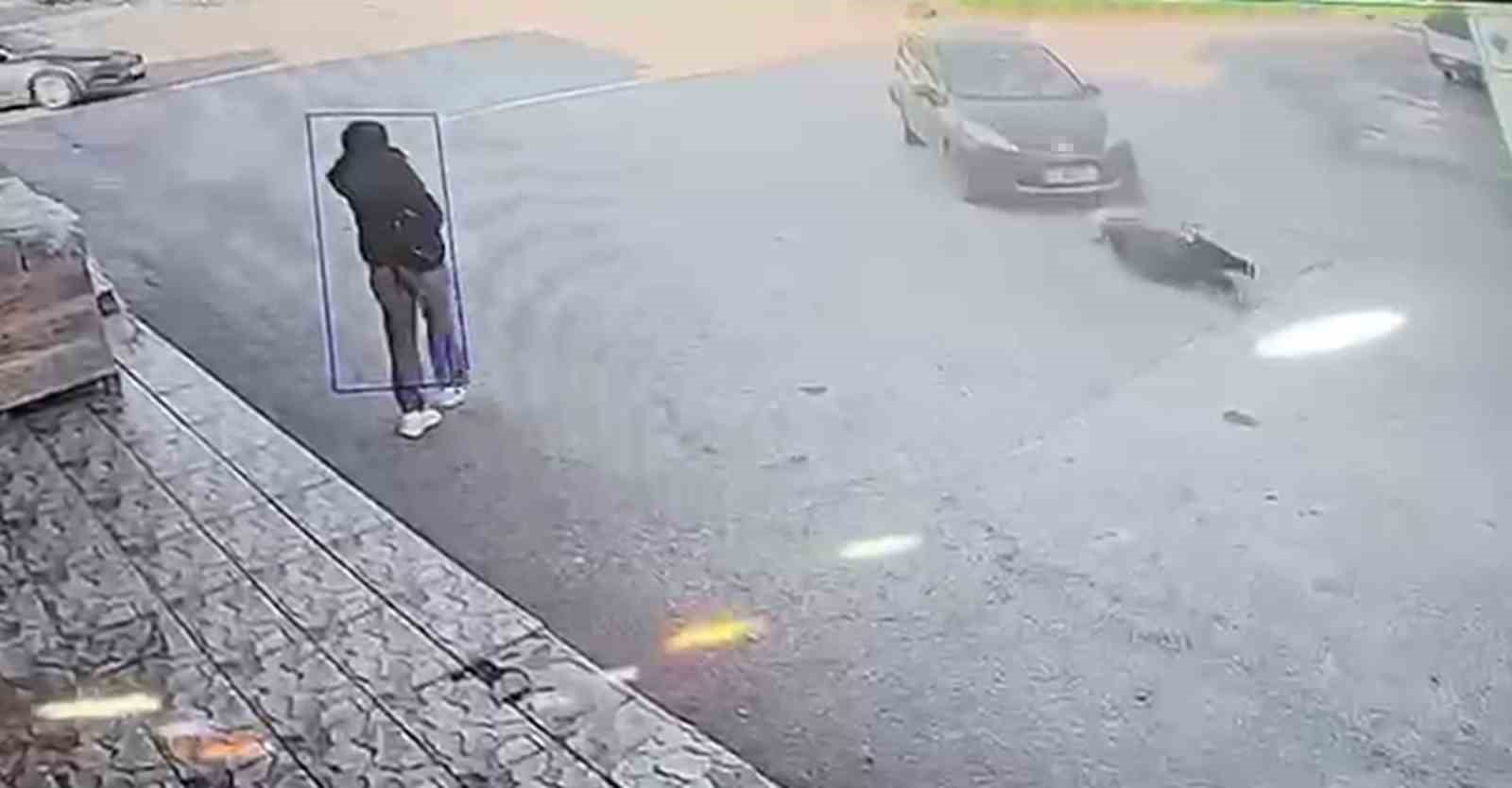Karşıya geçmeye çalışan kadına otomobil çarptı: Kaza anı kamerada 5 karsiya gecmeye calisan kadina otomobil carpti kaza ani kamerada 1 a3eaT5G6