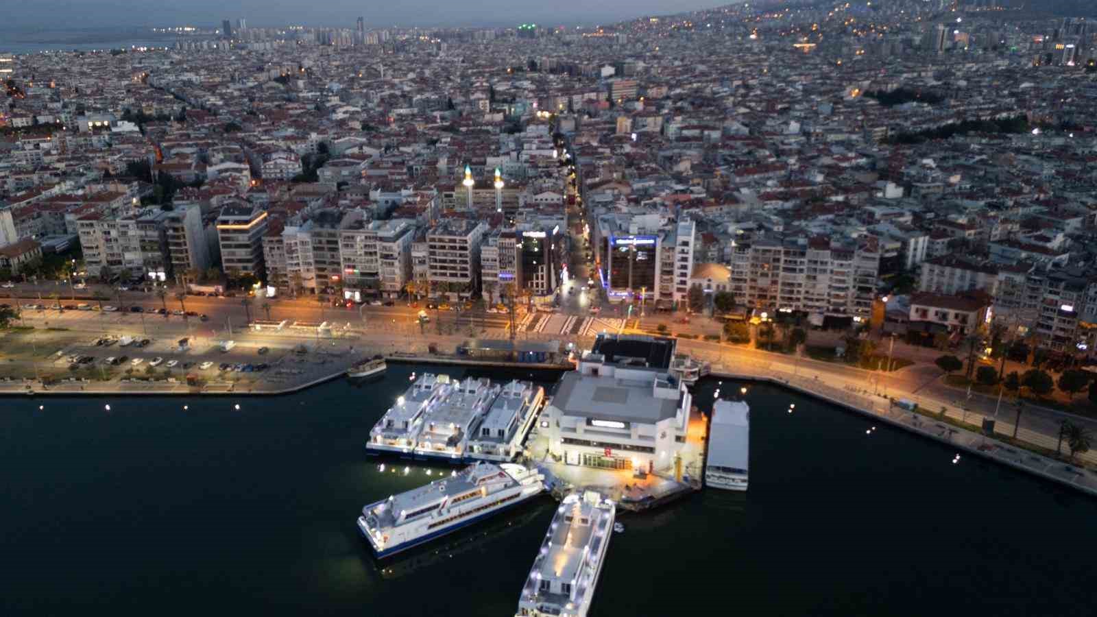 karsiyaka yali bulvarina yukseltilmis ve desenli yaya platformu 0 nrBeLJCy