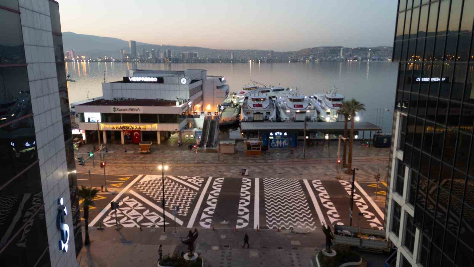 karsiyaka yali bulvarina yukseltilmis ve desenli yaya platformu 2 Fd31k7WA