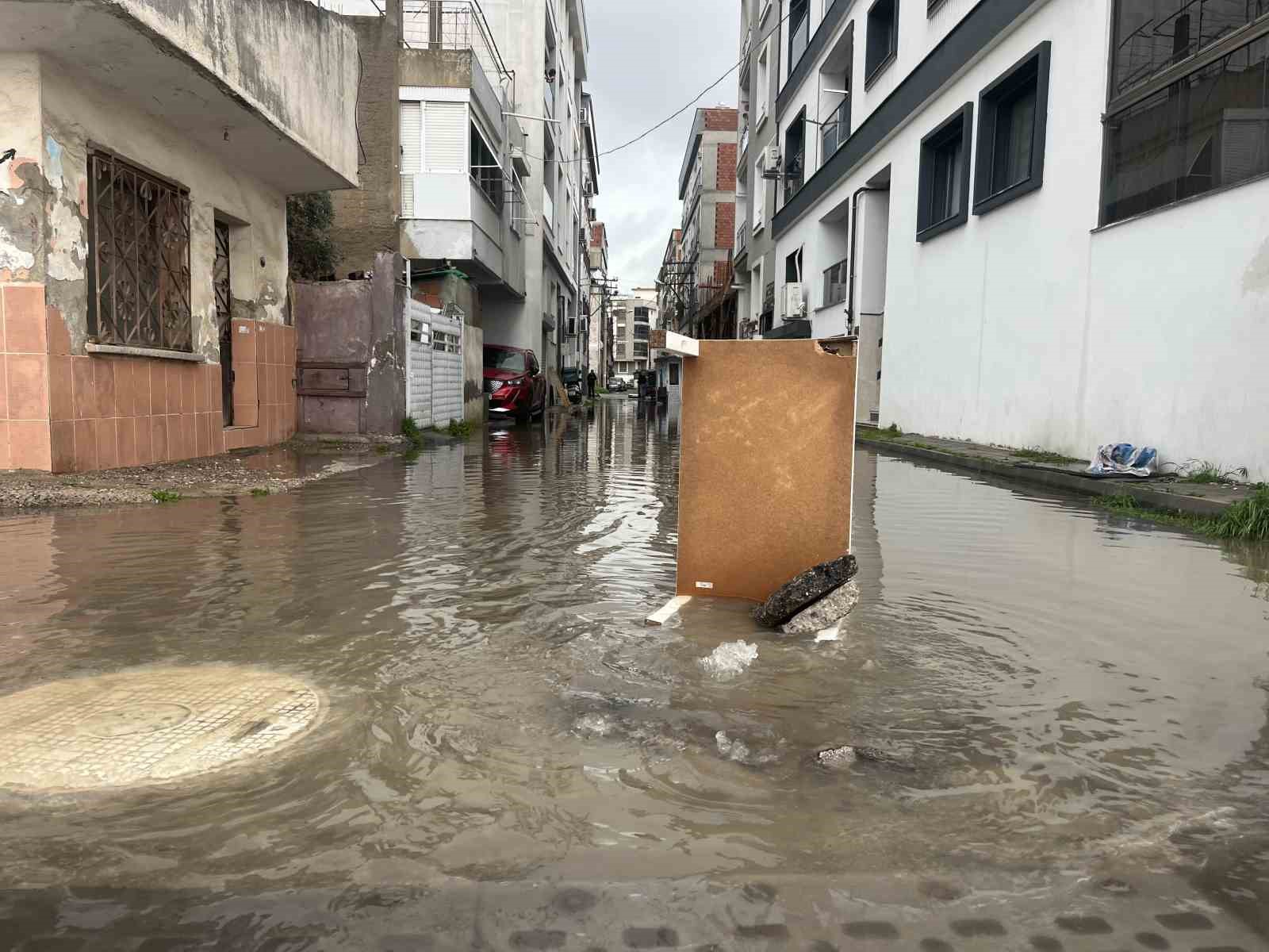 karsiyakada saganak sonrasi sokaklar gole dondu 2 DhVVDaBH