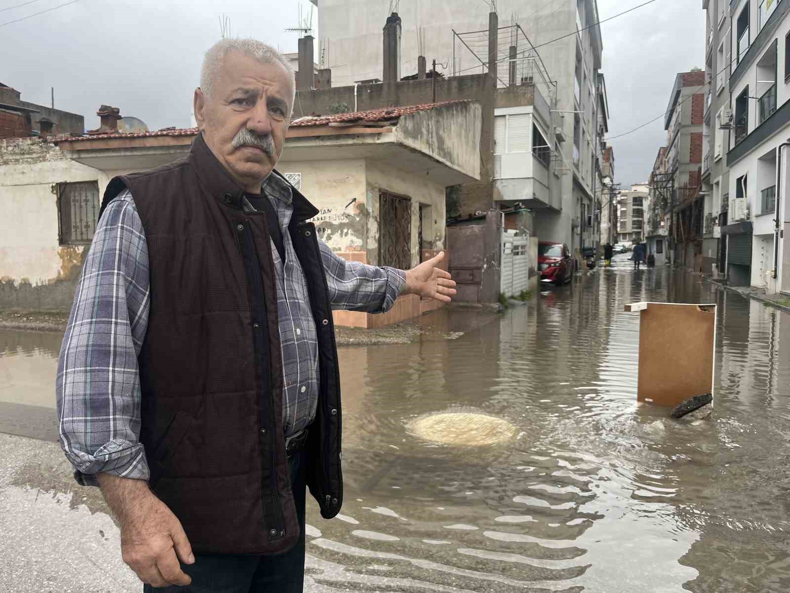 karsiyakada saganak sonrasi sokaklar gole dondu 3 BVniVhYn