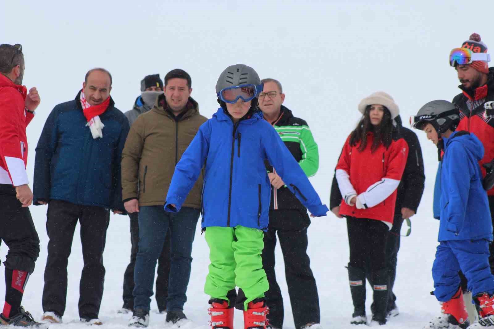 Karslı çocuklar Sarıkamış’ta kayak öğreniyor 5 karsli cocuklar sarikamista kayak ogreniyor 1 yaTcQsJM
