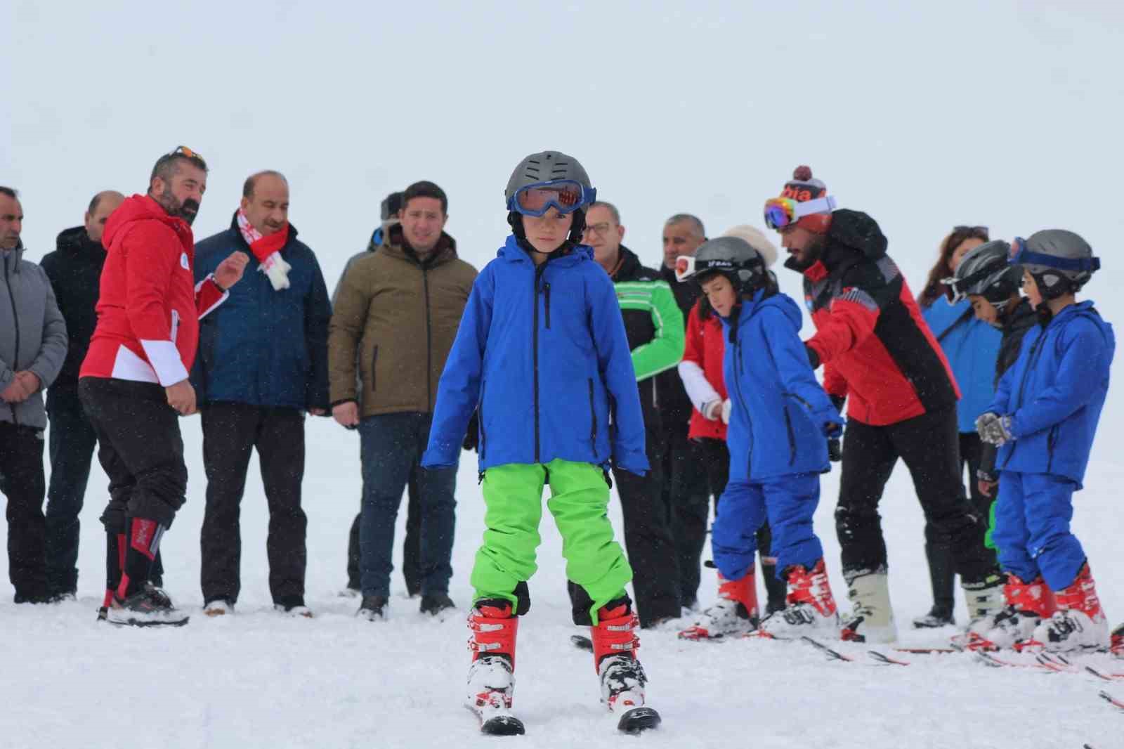 Karslı çocuklar Sarıkamış’ta kayak öğreniyor 6 karsli cocuklar sarikamista kayak ogreniyor 2 4f2AJqU6