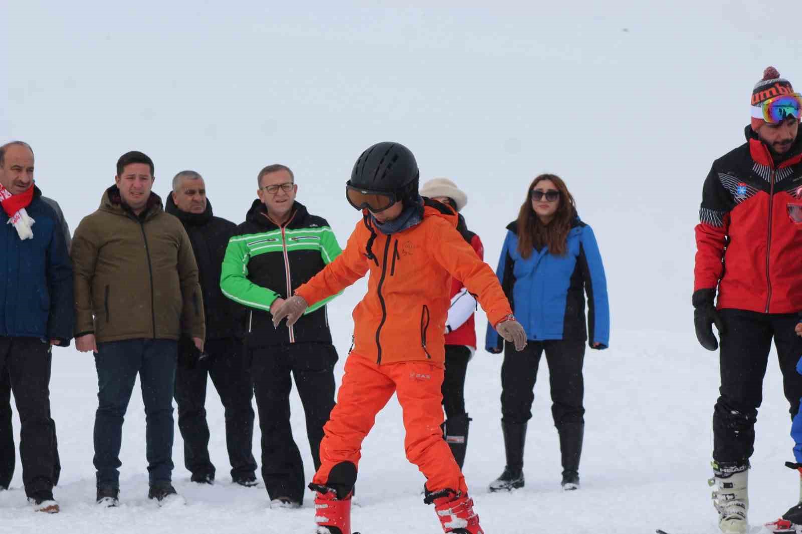 Karslı çocuklar Sarıkamış’ta kayak öğreniyor 7 karsli cocuklar sarikamista kayak ogreniyor 3
