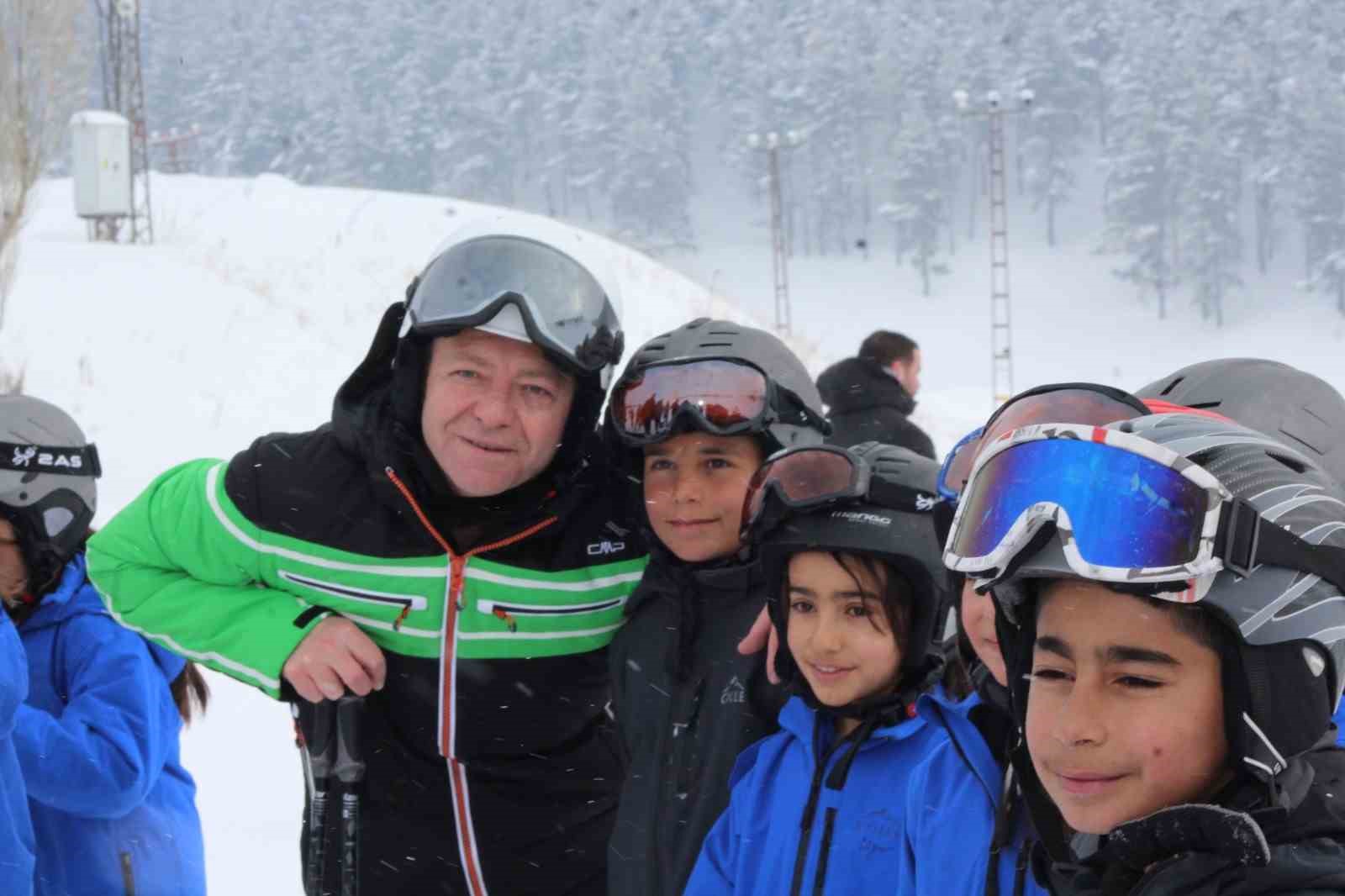 Karslı çocuklar Sarıkamış’ta kayak öğreniyor 11 karsli cocuklar sarikamista kayak ogreniyor 7 RPqZNaWU