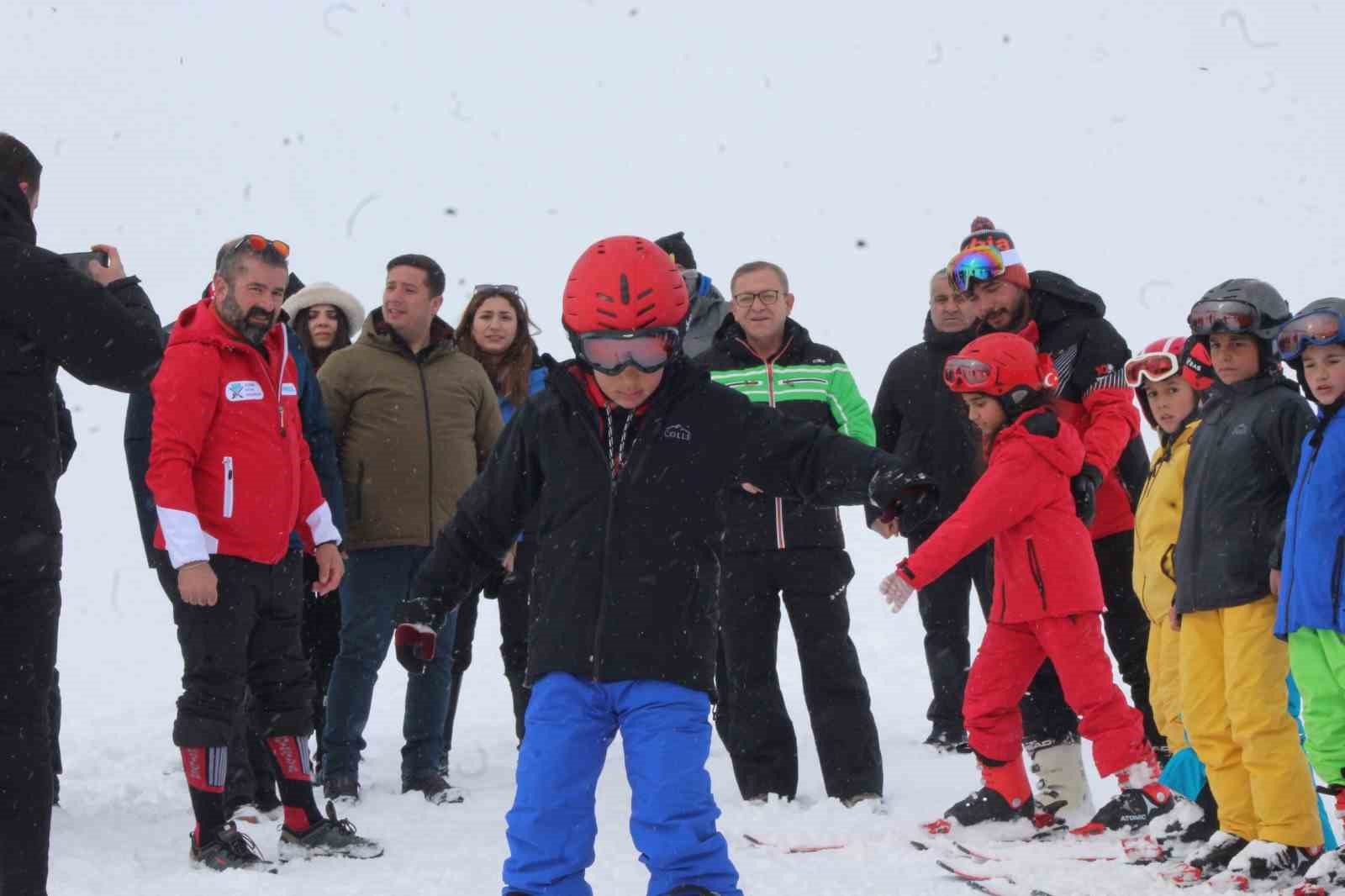 Karslı çocuklar Sarıkamış’ta kayak öğreniyor 12 karsli cocuklar sarikamista kayak ogreniyor 8 MfYZWEmM