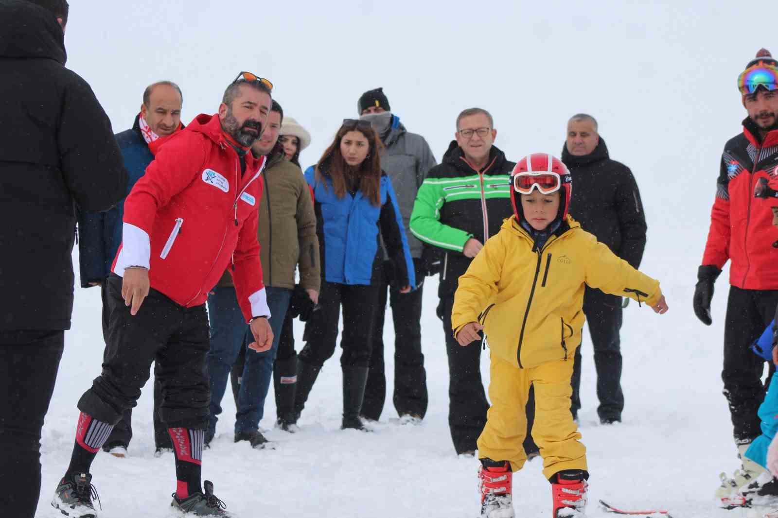 Karslı çocuklar Sarıkamış’ta kayak öğreniyor 13 karsli cocuklar sarikamista kayak ogreniyor 9 yAnXDRl6