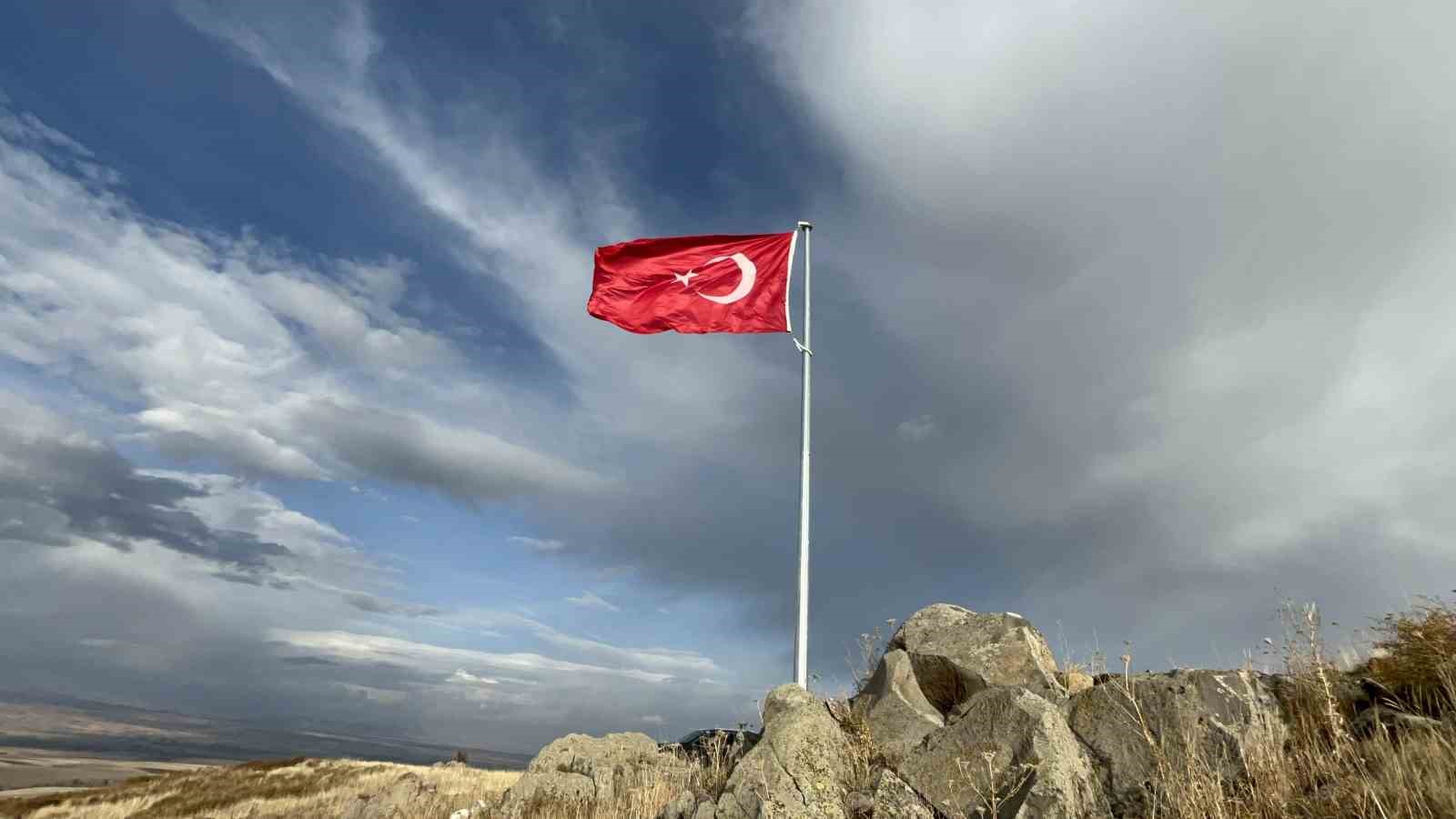 karsli koylulerin 20 yillik hayali ermenistan sinirina turk bayragi diktiler 0 LBZjaf9i