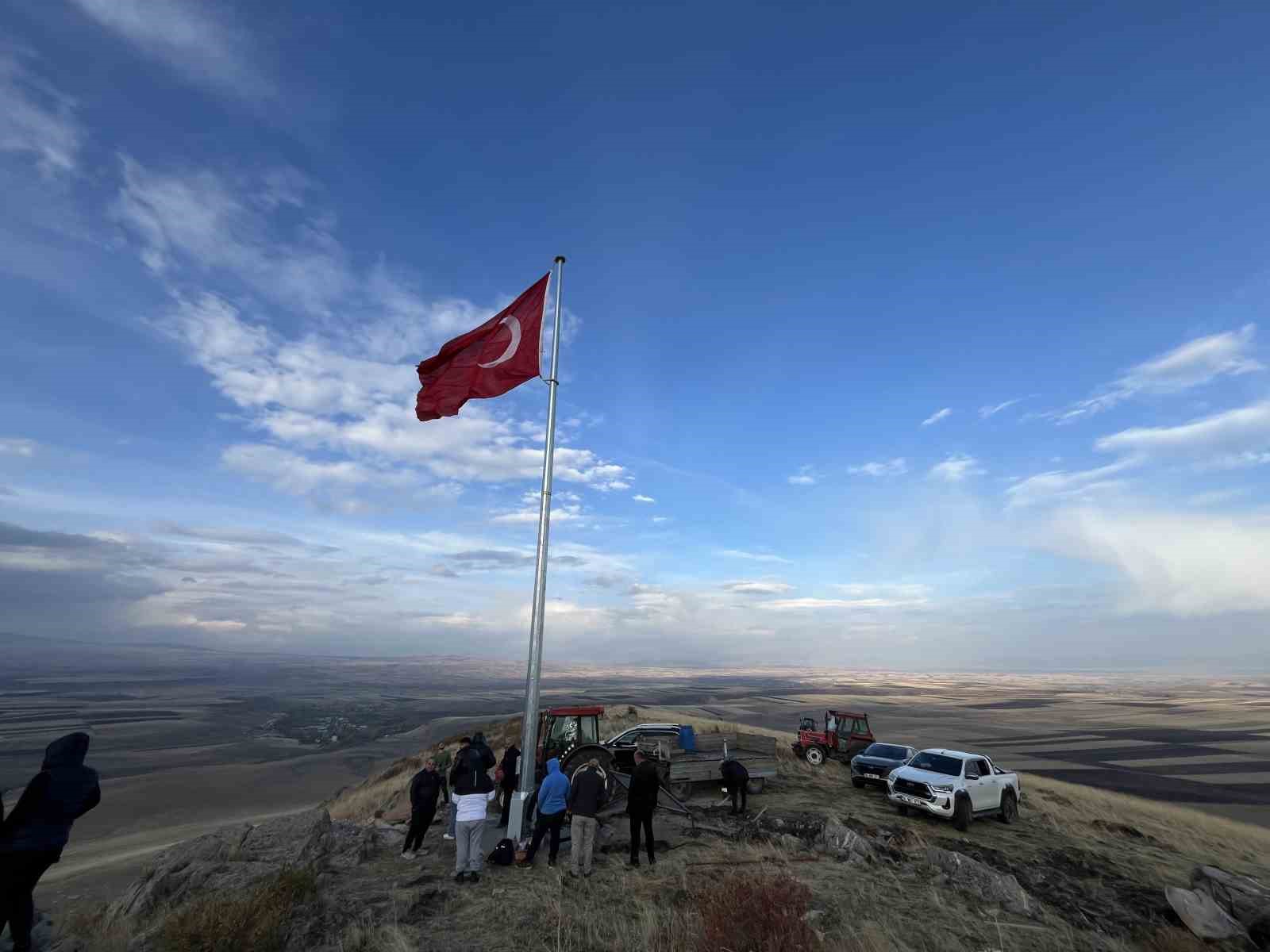karsli koylulerin 20 yillik hayali ermenistan sinirina turk bayragi diktiler 2 9LhCQ362
