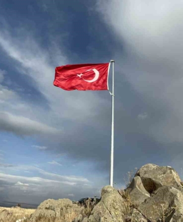 karsli-koylulerin-20-yillik-hayali-ermenistan-sinirina-turk-bayragi-diktiler-K6z1Gw6r.jpg