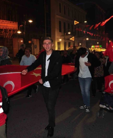 karslilar-15-temmuzda-tek-yurek-oldu-binlerce-vatandas-meydanlari-doldurdu-birlik-ve-beraberlik-mesaji-Hfr82QGq.jpg