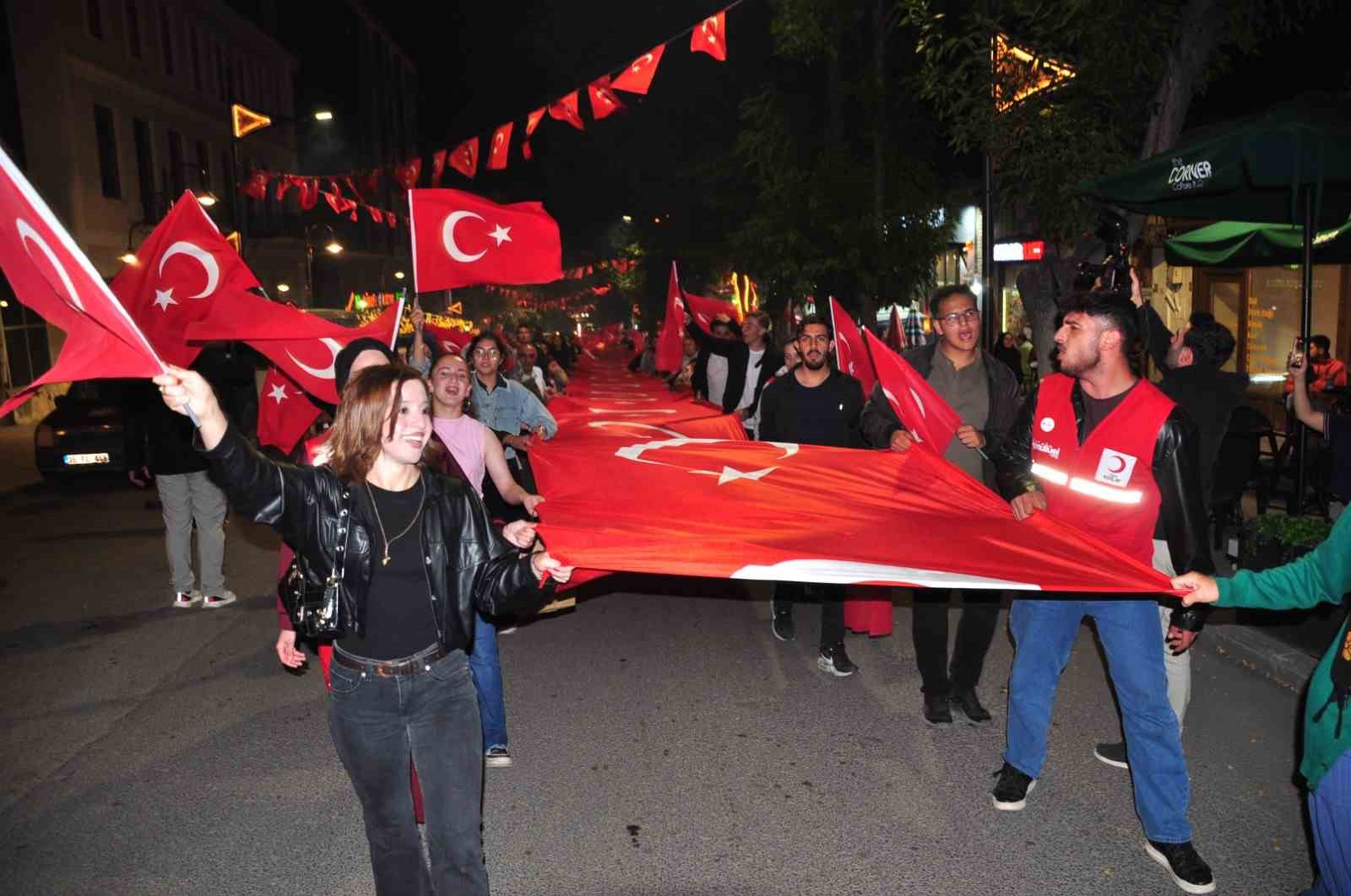 karslilar 15 temmuzda tek yurek oldu binlerce vatandas meydanlari doldurdu birlik ve beraberlik mesaji