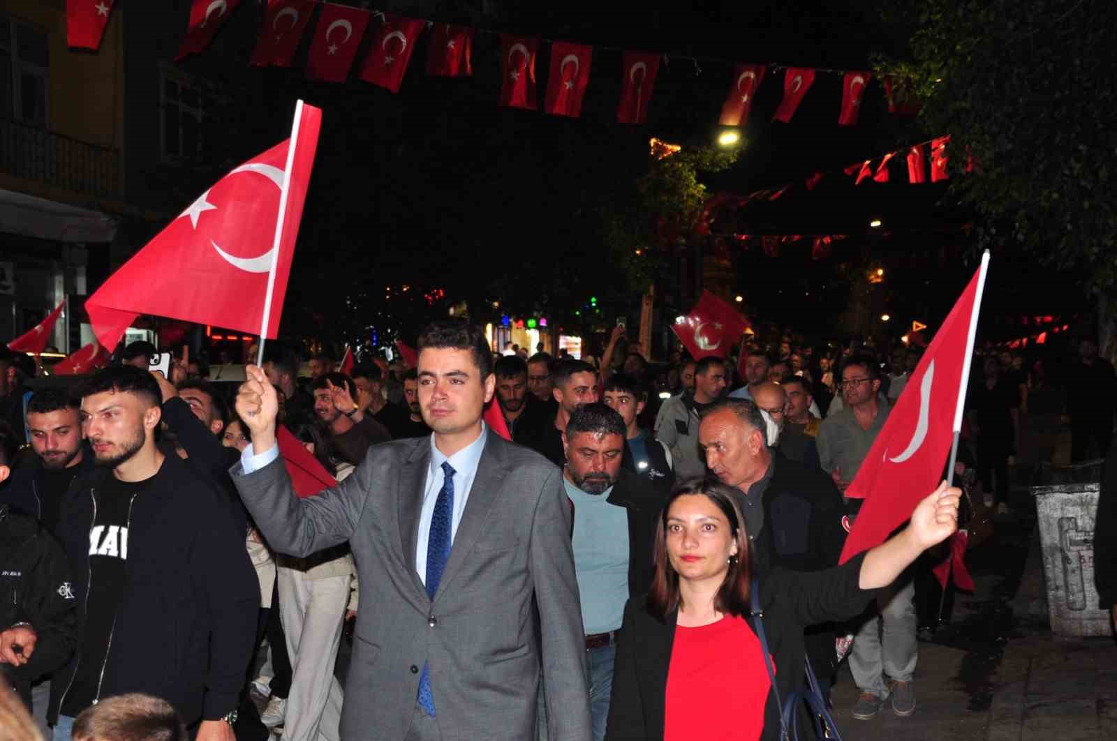 karslilar 15 temmuzda tek yurek oldu binlerce vatandas meydanlari doldurdu birlik ve beraberlik mesaji SYsOHvw1