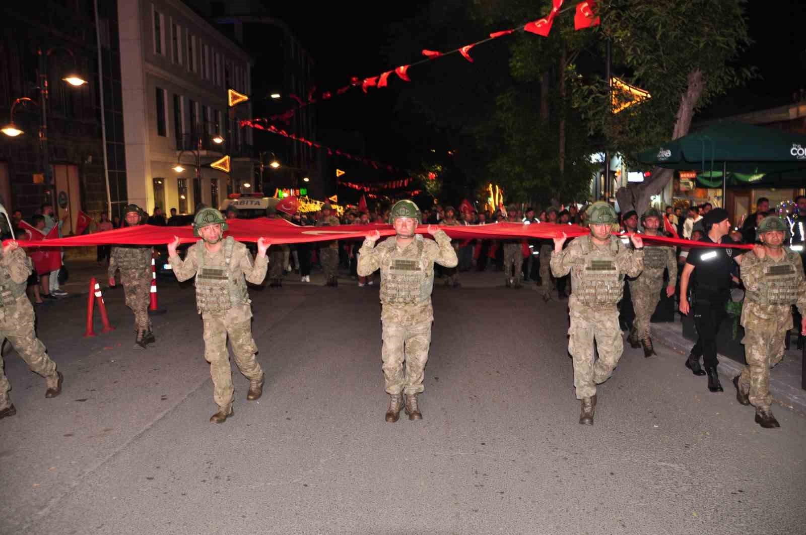 karslilar 15 temmuzda tek yurek oldu binlerce vatandas meydanlari doldurdu birlik ve beraberlik mesaji ZMbvgi6i