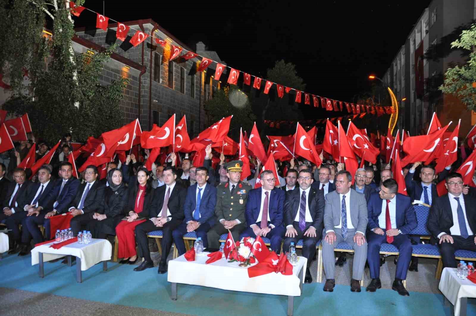 karslilar 15 temmuzda tek yurek oldu binlerce vatandas meydanlari doldurdu birlik ve beraberlik mesaji bLNdGAfp