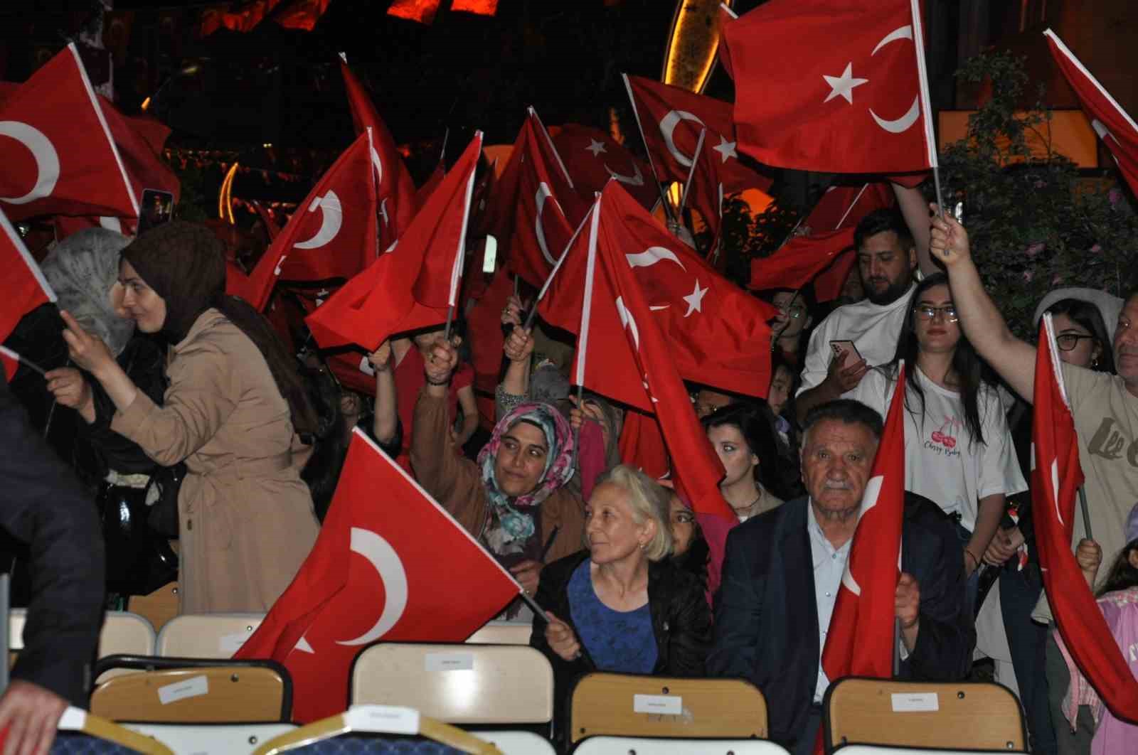 karslilar 15 temmuzda tek yurek oldu binlerce vatandas meydanlari doldurdu birlik ve beraberlik mesaji eGACHIth