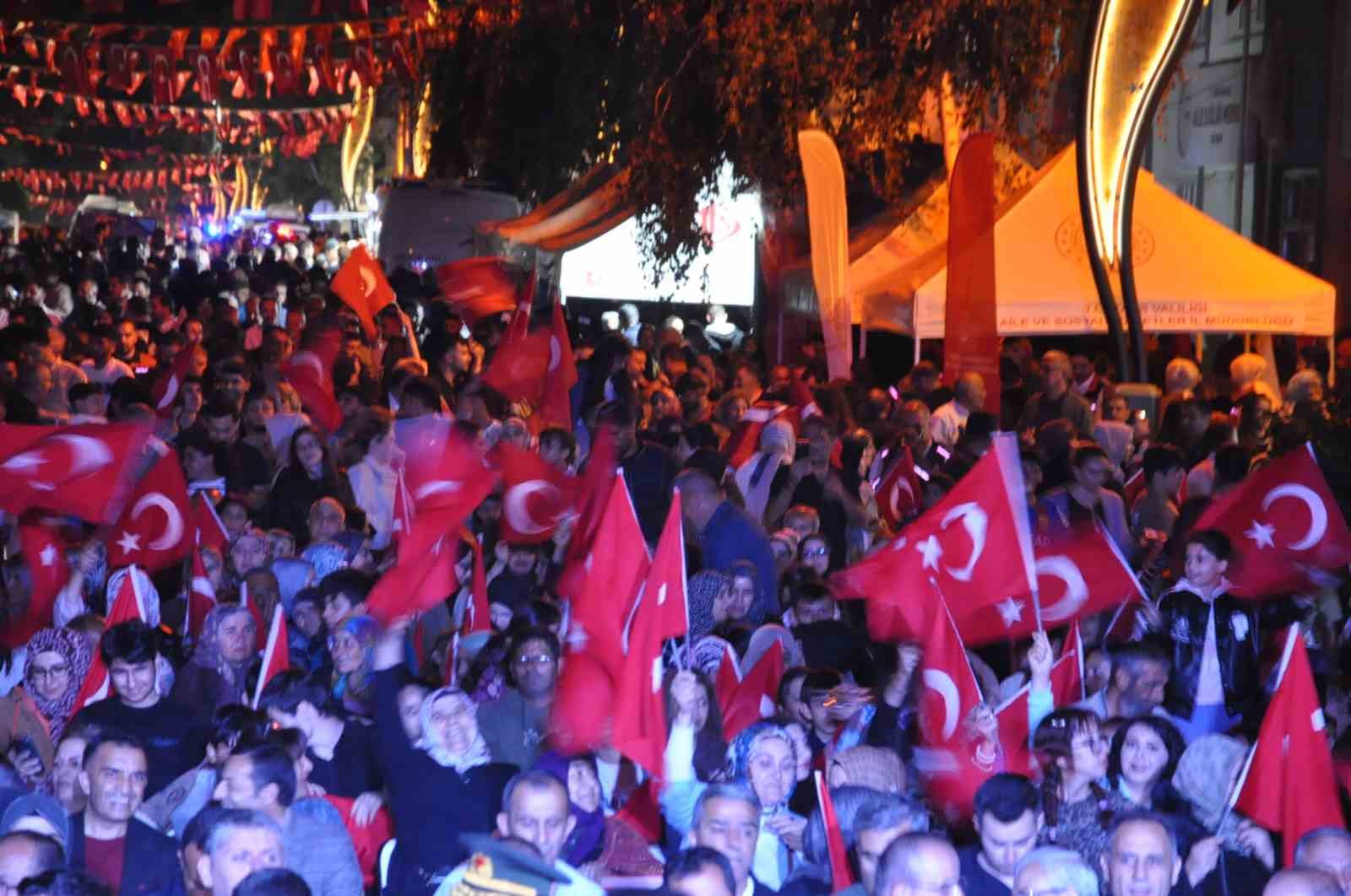 karslilar 15 temmuzda tek yurek oldu binlerce vatandas meydanlari doldurdu birlik ve beraberlik mesaji jaU3wpUJ