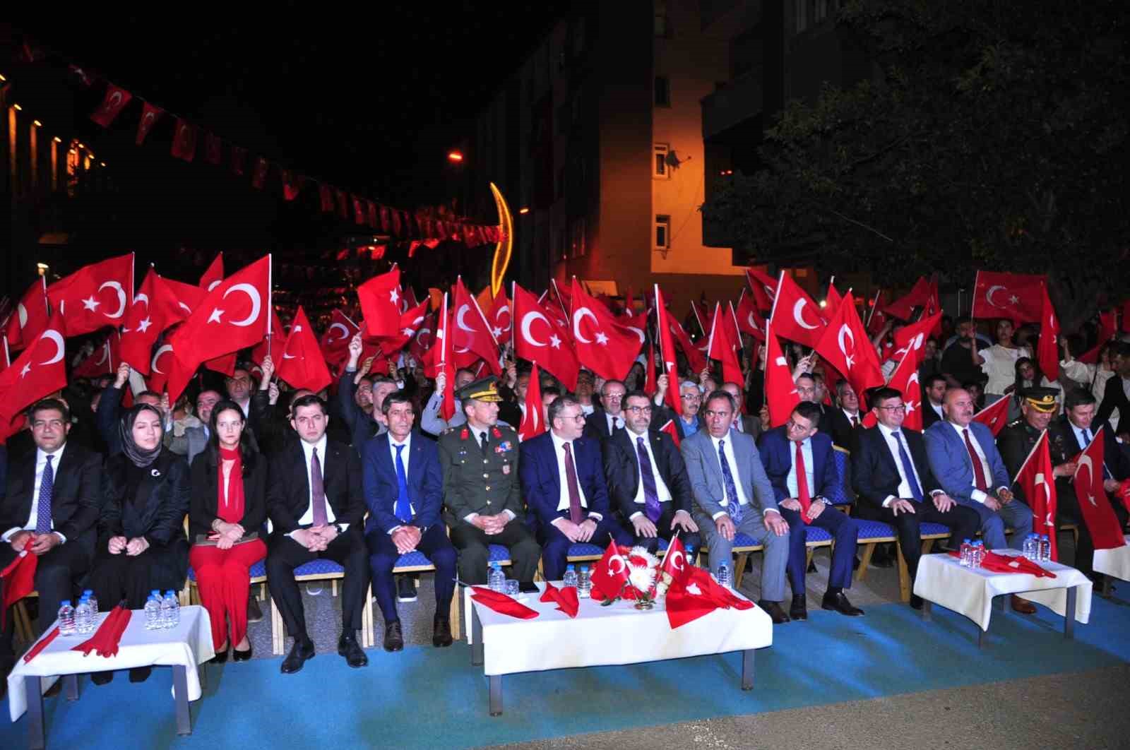 karslilar 15 temmuzda tek yurek oldu binlerce vatandas meydanlari doldurdu birlik ve beraberlik mesaji nIIY5V4V
