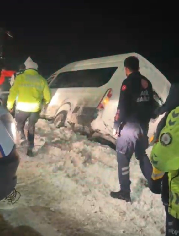 karsta 143 koy yolu ulasima kapandi 3 yHETSVsy