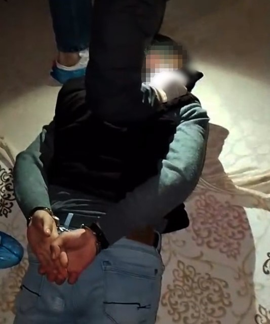 Kars’ta 17 yıl hapis cezalı firari suç makinesi, baza altında yakalandı 5 karsta 17 yil hapis cezali firari suc makinesi baza altinda yakalandi 1 Y87WeZ4s