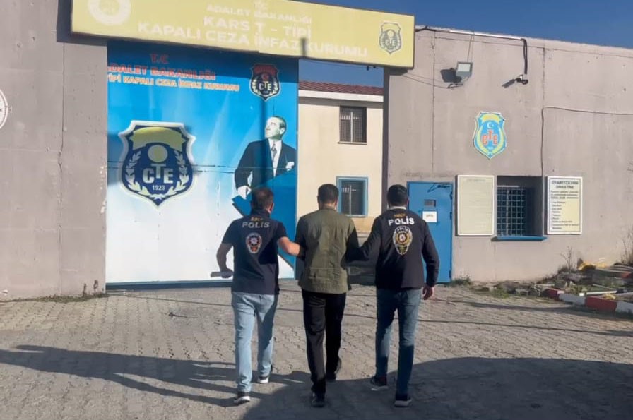 karsta 19 yil hapis cezasi bulunan dolandirici yakalandi 2 SX9MpBnB