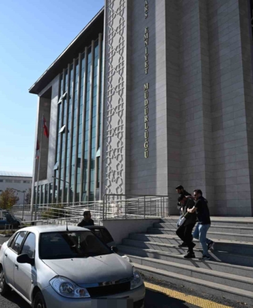 karsta-19-yil-hapis-cezasi-bulunan-dolandirici-yakalandi-48OAgais.jpg