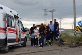 Sivas’ta minibüs istinat duvarından aşağı devrildi: 4 yaralı 1 thumbnail